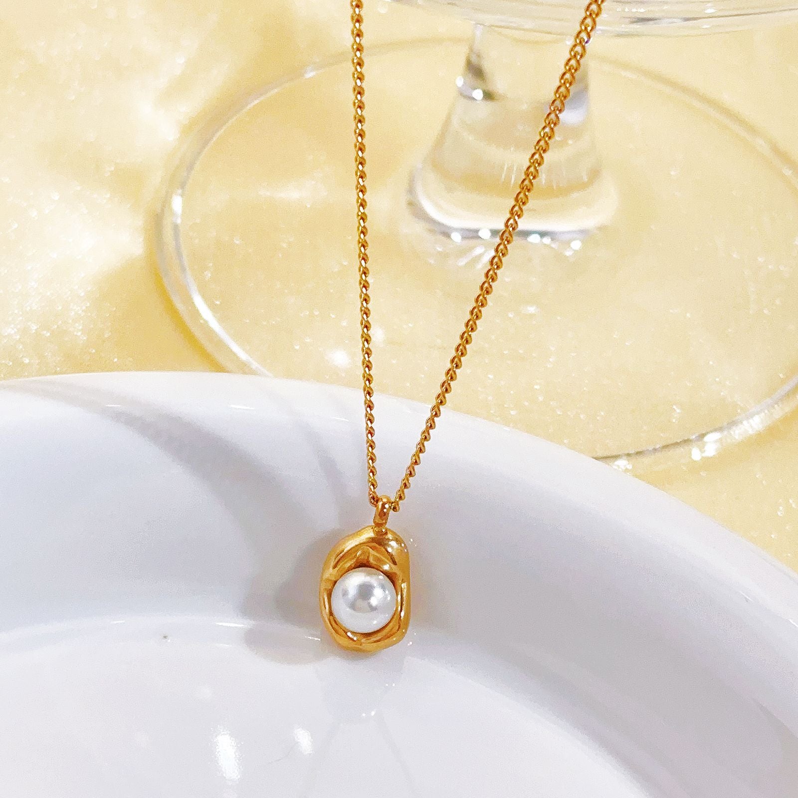 pearl halo pendant close view